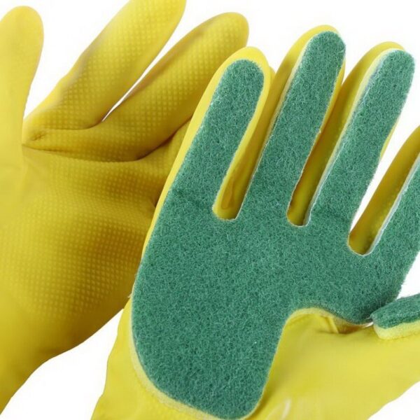 в хозяйстве пригодится: перчатки с губкой для мытья.